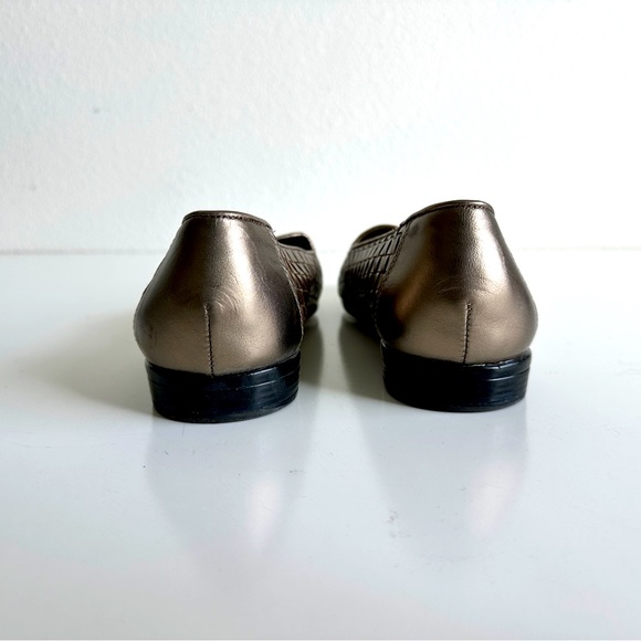 Trotters Liz loafer weave pattern pewter metallic finish GUC size 8.5 - Picture 6 of 12